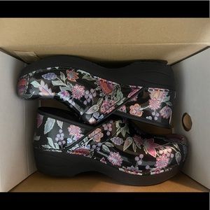 Dansko XP 2.0 clogs